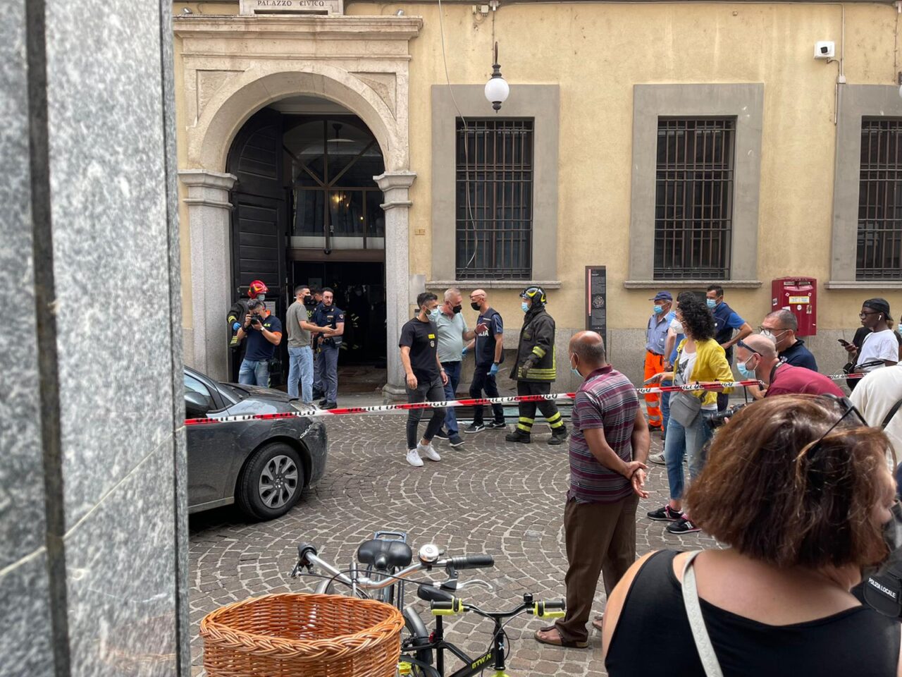 Sfonda con l’auto il portone del municipio di Novara e minaccia di darsi fuoco