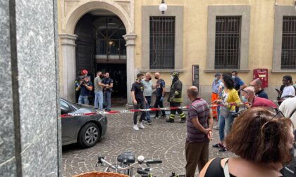 Sfonda con l'auto il portone del municipio di Novara e minaccia di darsi fuoco