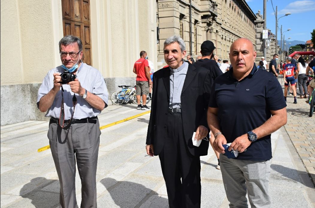 Per il 50° anniversario di sacerdozio, don Gino Bolchini è tornato nella sua Borgomanero