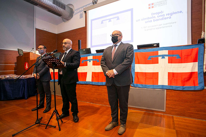 Consegnata ai sindaci del novarese la bandiera del Piemonte