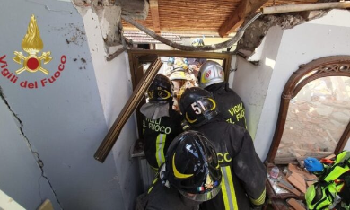 Crollo palazzina, si indaga per disastro e omicidio colposi: "C'era puzza di gas dal giorno prima"