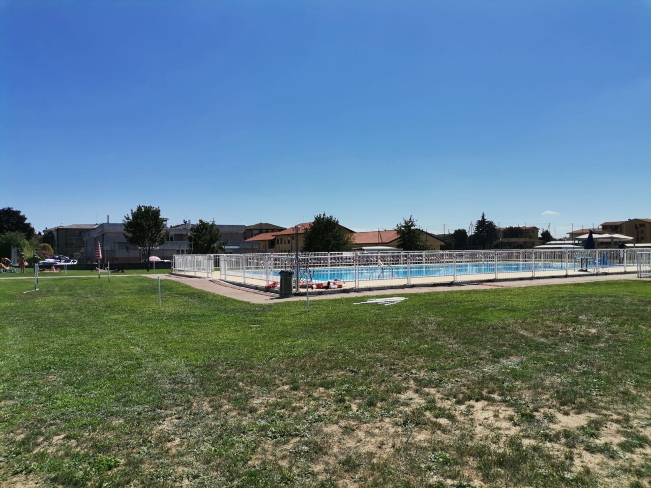 Muore annegato in piscina