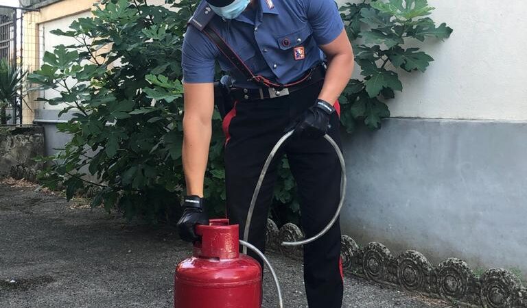 Con la bombola del gas voleva far saltare la casa del vicino