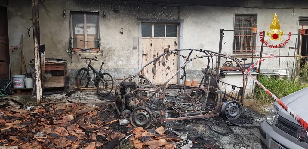 Incendio a Gattico, auto distrutta dalle fiamme