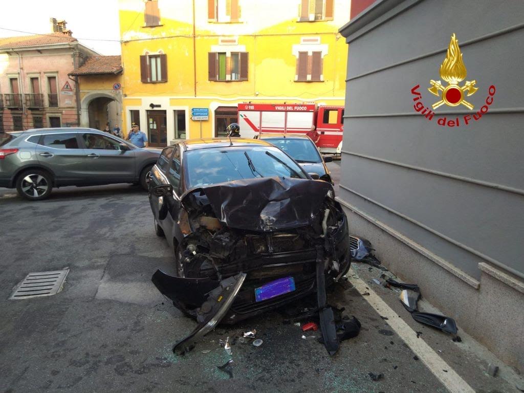 Incidente a Fara: uomo incastrato tra le lamiere