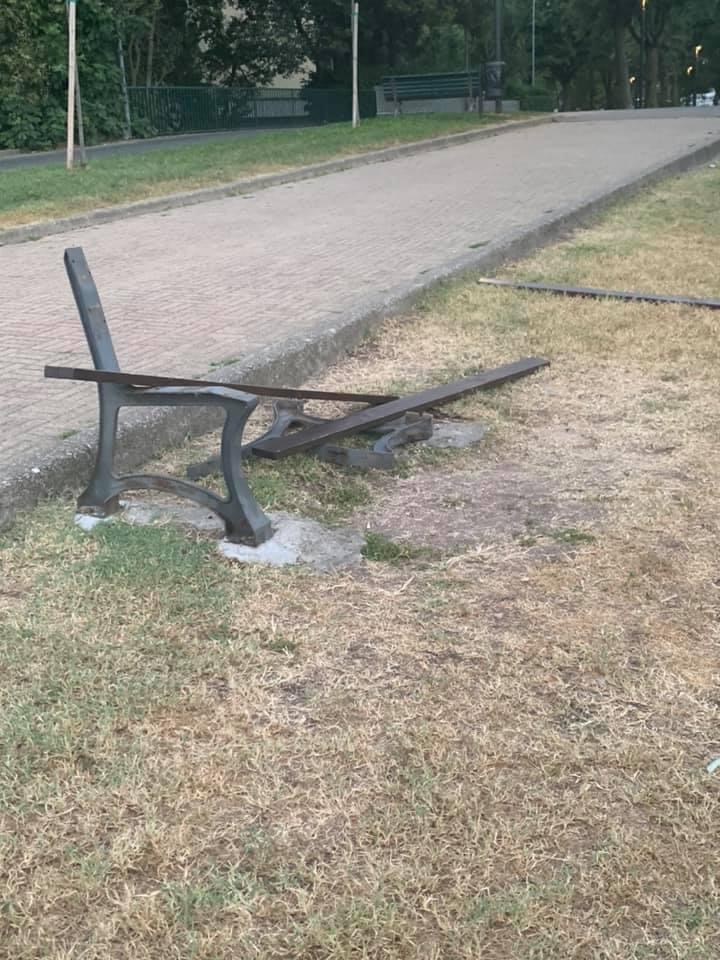 Panchina distrutta in corso Europa, Gusmeroli: “Mancano rispetto e coscienza civile”