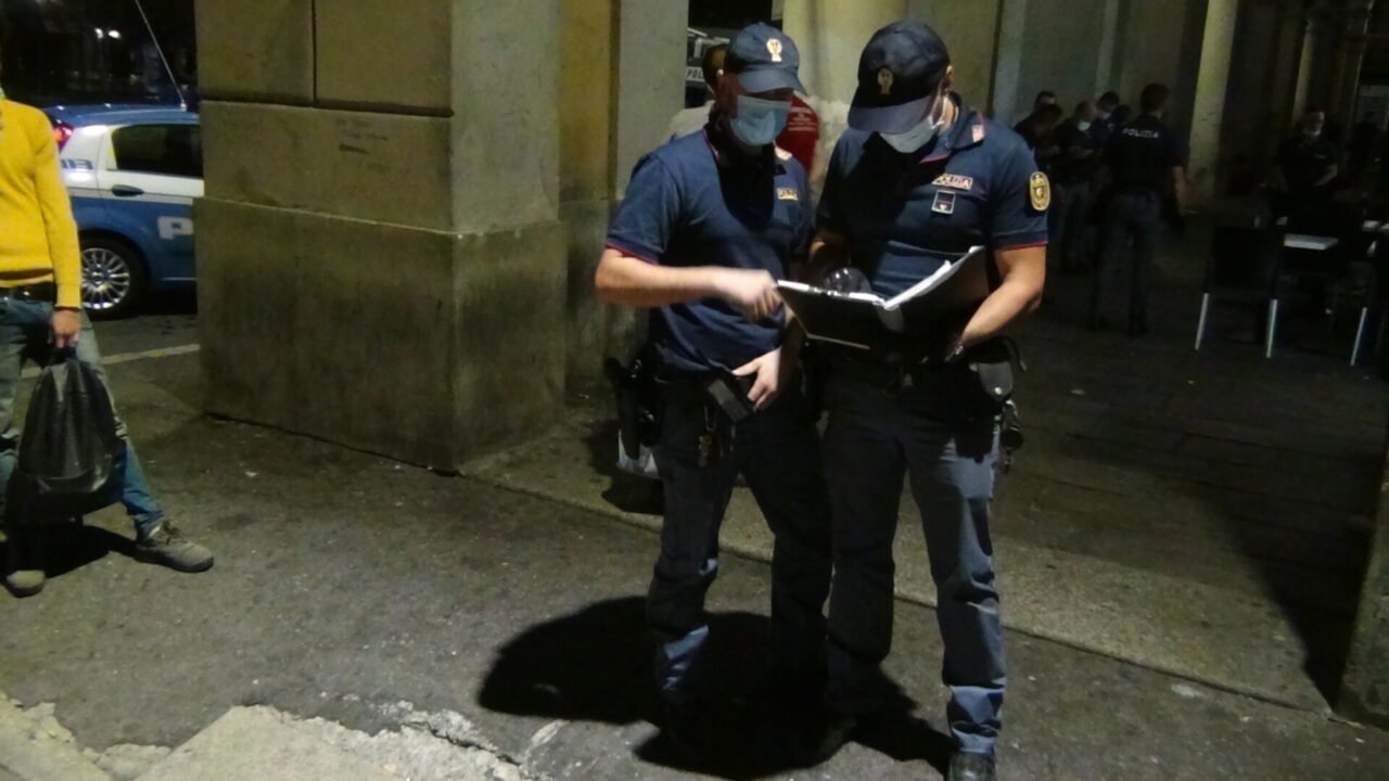 Blatte dappertutto: chiuso mini market a Novara