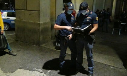 Blatte dappertutto: chiuso mini market a Novara