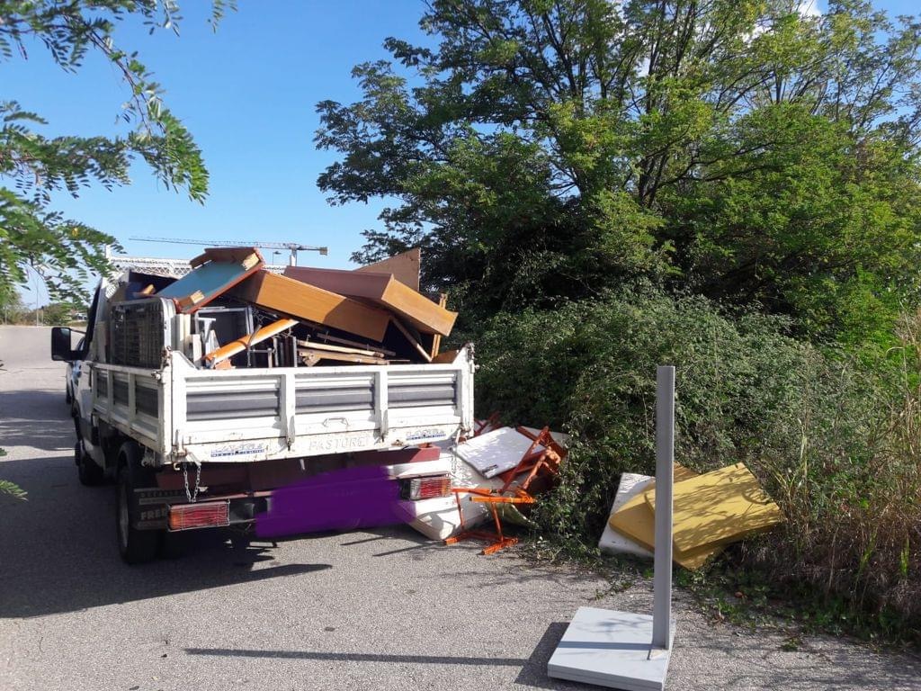 Novara scarica immondizia da un camion a bordo strada: beccato