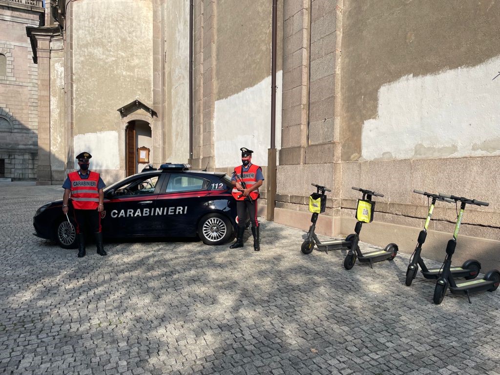 Verbania alticcio e senza luci guidava monopattino a zigzag: denunciato