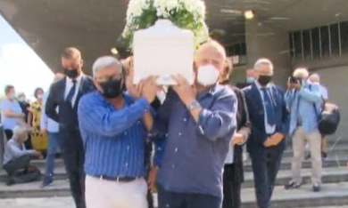 Ultimo saluto ad Aron, il piccolo di 4 anni morto nel crollo della palazzina