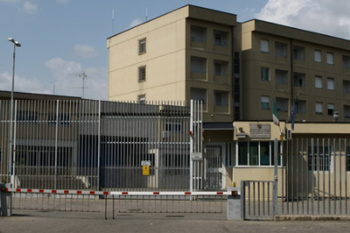 Getta un pacco con 7 telefonini e 2 tablet all’interno del carcere, intercettato dalla Polizia Penitenziaria