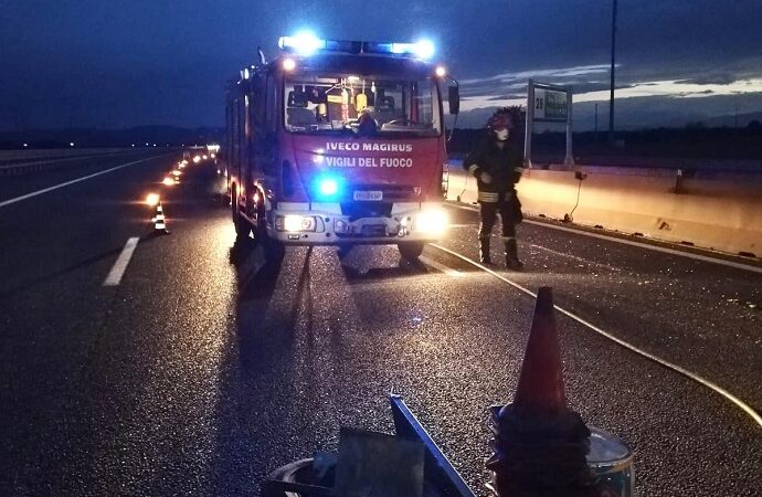 Scontro tra due camion e un’auto sulla A26: un morto