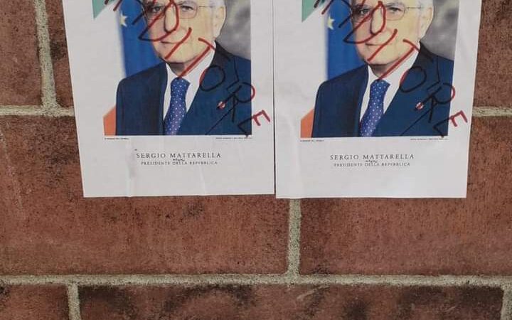 Imbrattati i manifesti del Presidente Mattarella a Gattinara
