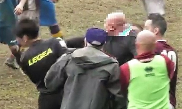 Oleggio Castello – Carpignano: mister prende a pugni l’arbitro, il video