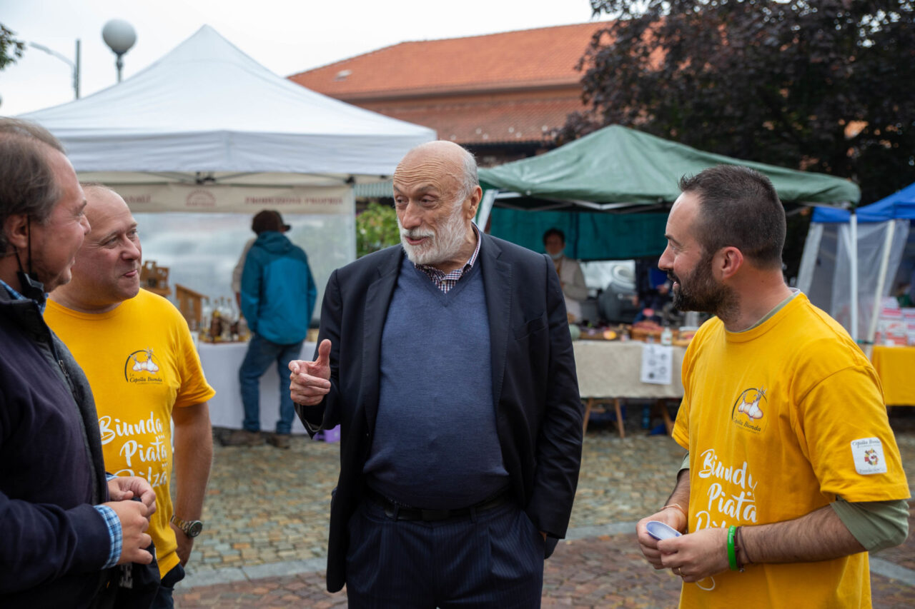 Il fondatore di Slow Food Carlin Petrini a Fontaneto d’Agogna per la cipolla bionda