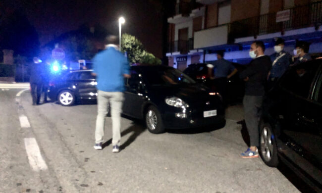 Cerca di uccidere l’amica con 30 coltellate e poi ingerisce topicida e candeggina