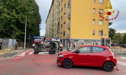 Incidente in via Adamello: auto ribaltata