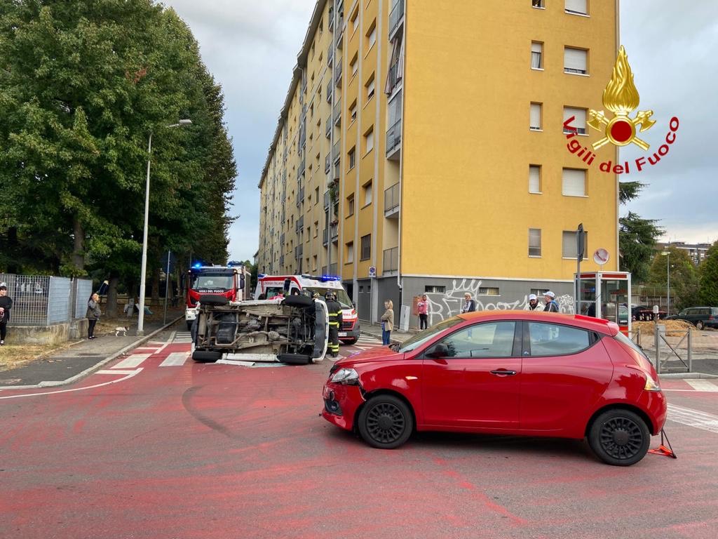 Incidente in via Adamello: auto ribaltata