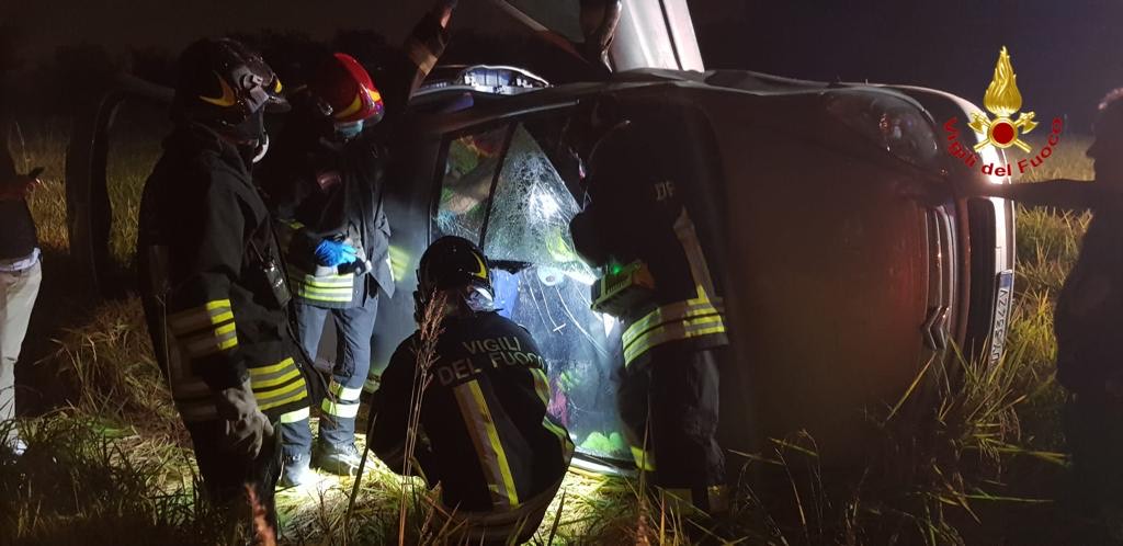 Incidente a Trecate: auto ribaltata con una persona all’interno