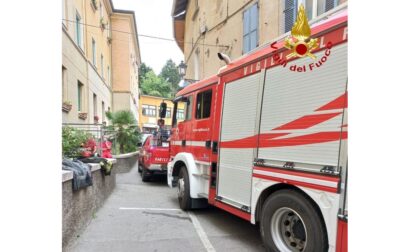 Incendio in una palazzina a Gozzano: anziana salvata dal pompieri