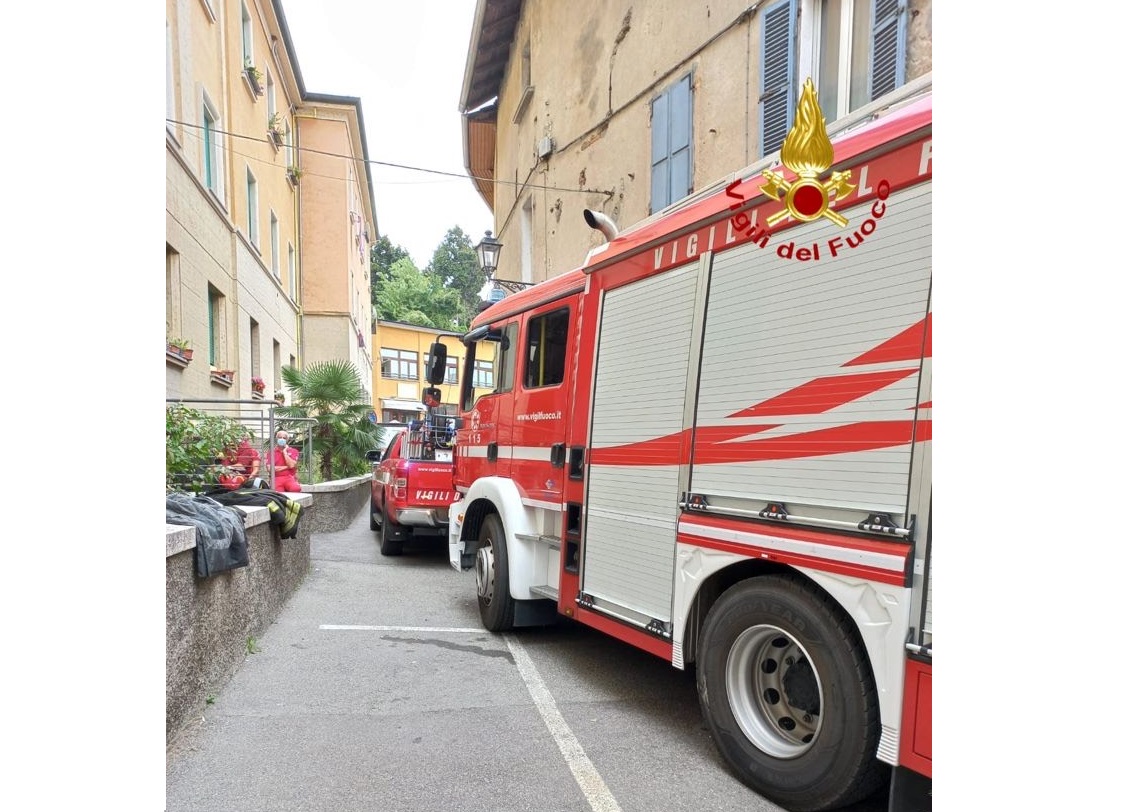 Incendio in una palazzina a Gozzano: anziana salvata dal pompieri