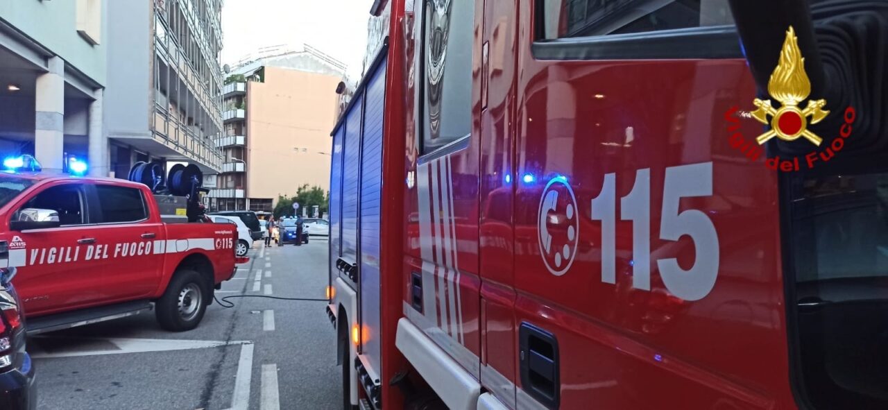 Allarme in centro ad Arona per un incendio in una villa d’epoca abbandonata