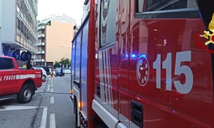 Allarme in centro ad Arona per un incendio in una villa d'epoca abbandonata