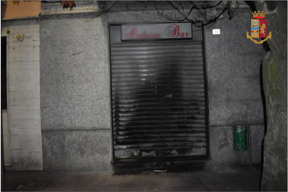 Novara molesta titolare di bar e le incendia il locale con una bottiglia Molotov: arrestato