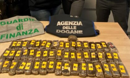 In autobus con 52 panetti di hashish: corriere fermato all'ingresso dalla Svizzera
