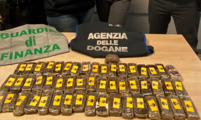 In autobus con 52 panetti di hashish: corriere fermato all’ingresso dalla Svizzera