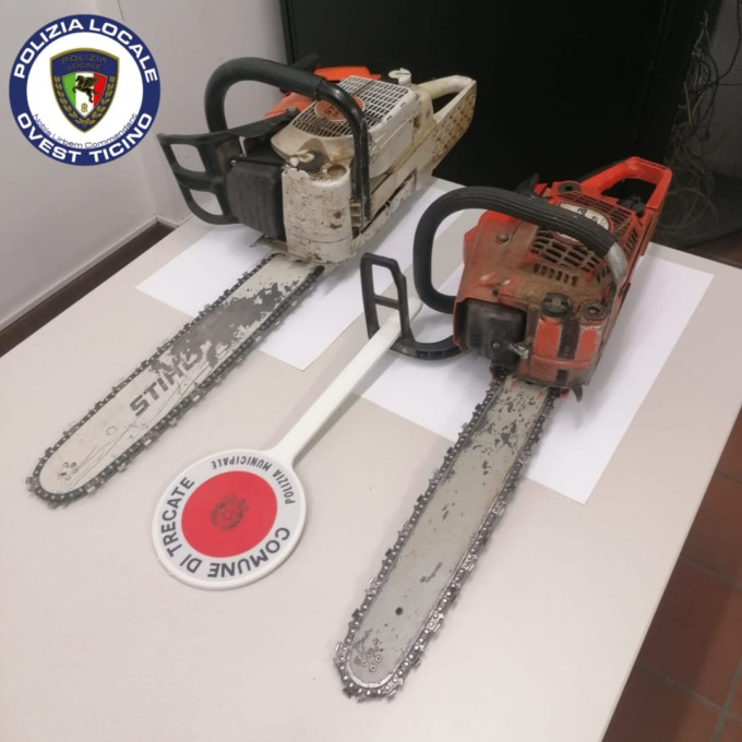 Tentano il furto di legname e minacciano gli agenti a Trecate