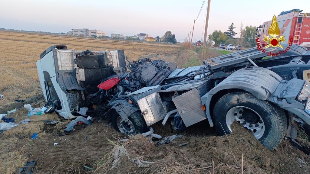 Incidente a Cerano: si ribalta autocisterna contenente sostanza tossica