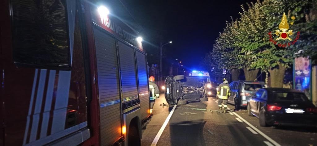 Arona Suv si ribalta in mezzo alla strada: quattro feriti