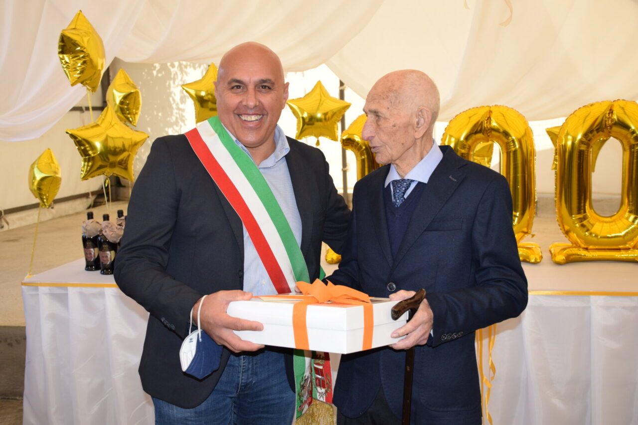 A Cascina Fontana di Borgomanero la festa per i 100 anni di Angelo Medina