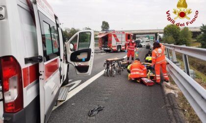 Furgone si ribalta sulla A4: intervento dei vigili del fuoco