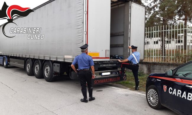 Migranti diretti in Francia s’intrufolano sul camion sbagliato e finiscono… a Mondovì