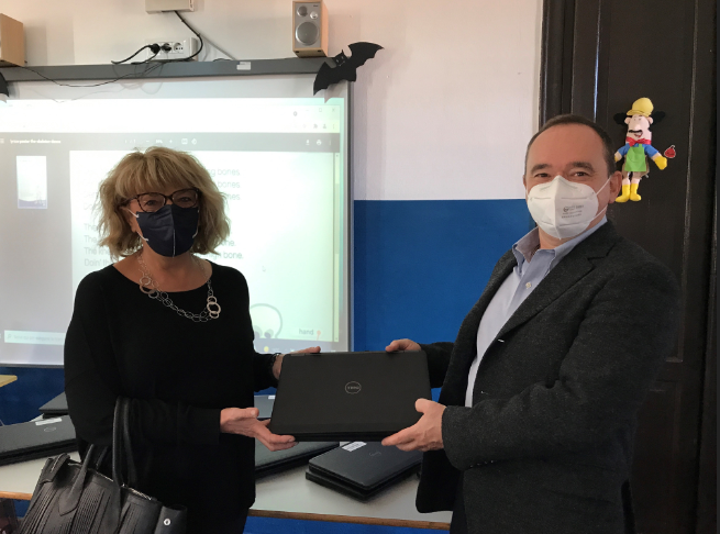 Sarpom dona 20 computer portatili al laboratorio della scuola di Cerano