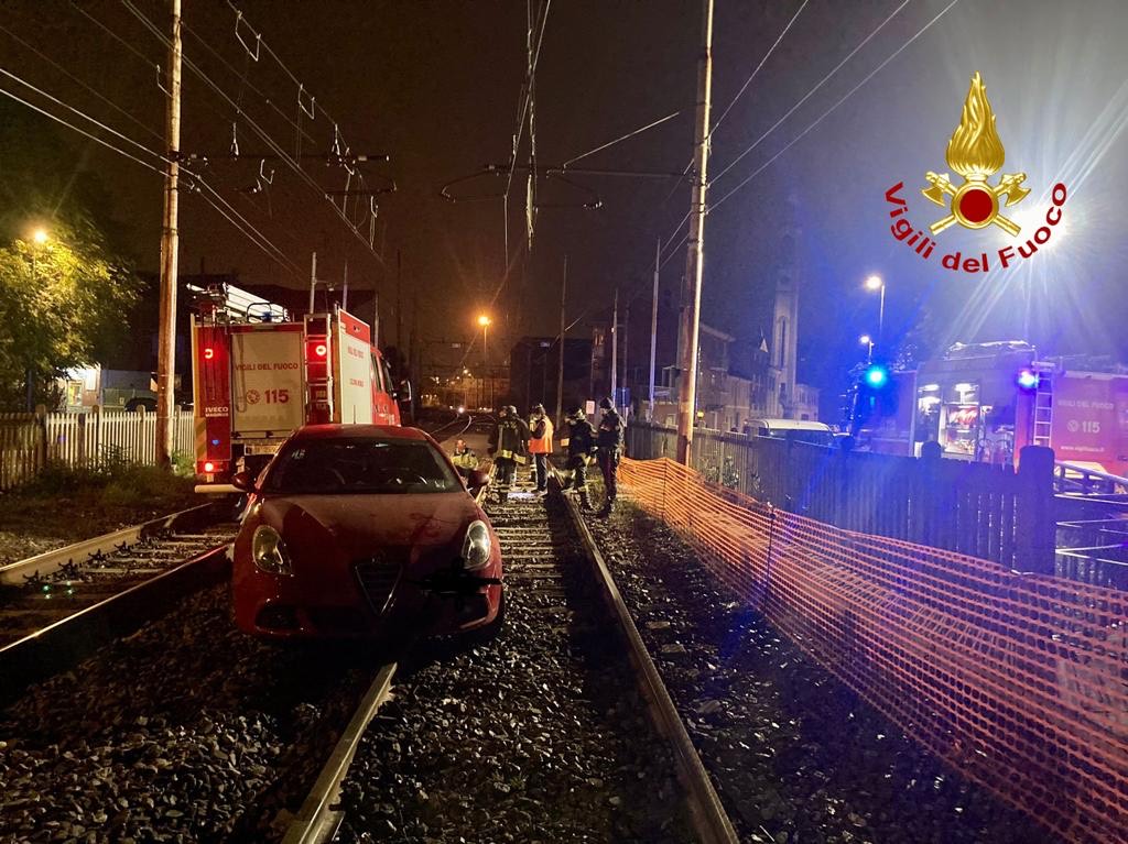 Finisce con l’auto sui binari e ne percorre un tratto finché si blocca: è successo a Novara