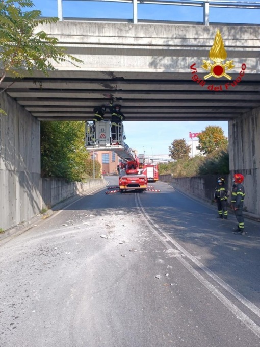Automezzo si incastra sotto il ponte a Novara: intervengono i pompieri