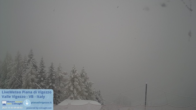 Abbondante nevicata in corso in Val Vigezzo