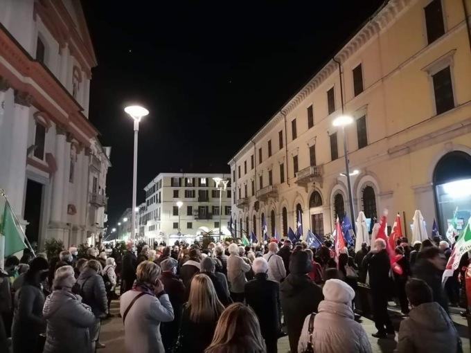 Comunità Ebraica in piazza a Novara: “Non strumentalizzate la Shoah”