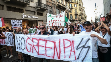 Le manifestazioni “no green pass” non potranno più svolgersi nei centri storici delle città