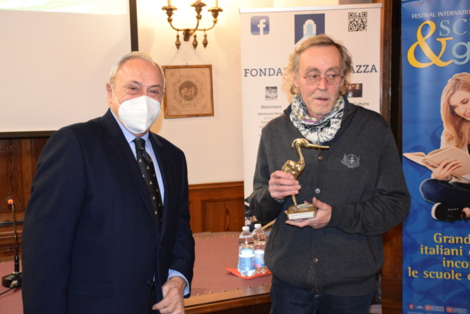 Nel Salone d’onore di Villa Marazza consegnato il premio Graziosi ad Andrea Vitali