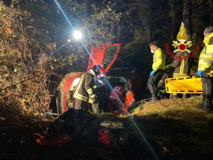 Auto si ribalta tra Sozzago e Terdobbiate: uomo incastrato tra le lamiere