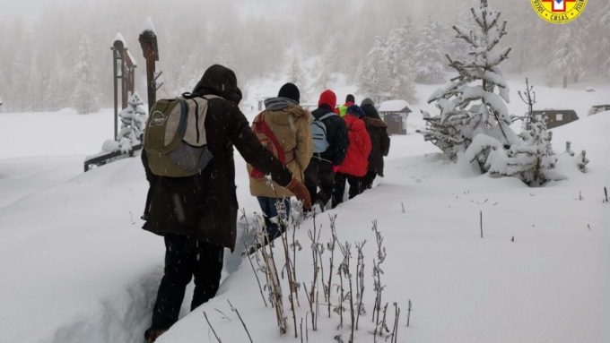 Migranti bloccati dalla neve: intervento del Soccorso alpino