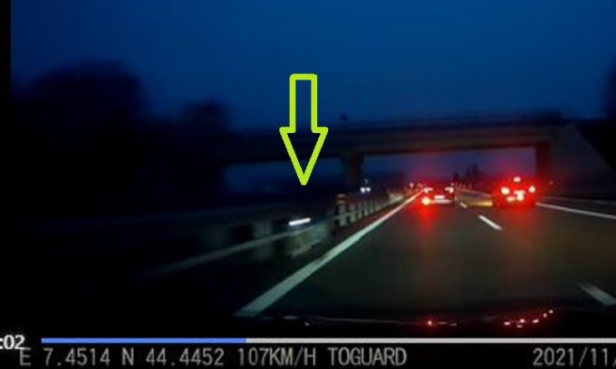 Il video del folle contromano in tangenziale su una bici