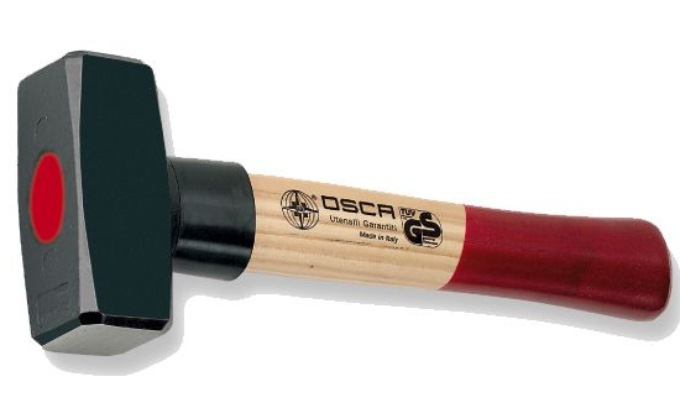 “Aiutami con la spesa” e poi rifila al figlio due martellate in testa: arrestata mamma 66enne