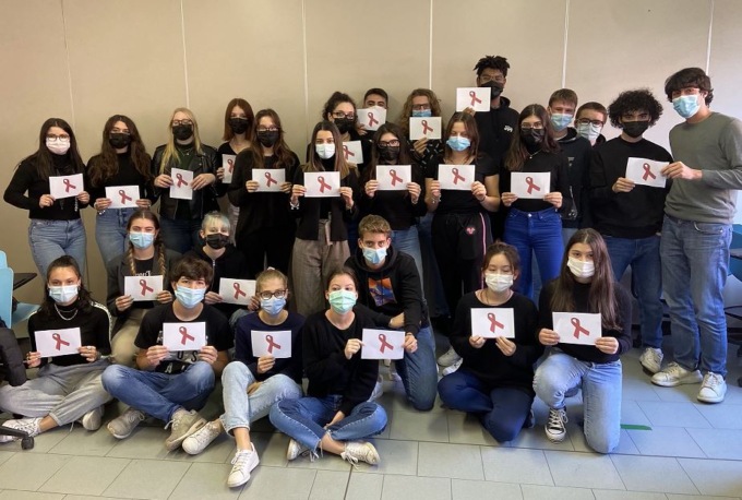 Acs del liceo Antonelli: “Il silenzio aiuta il carnefice, mai il torturato”
