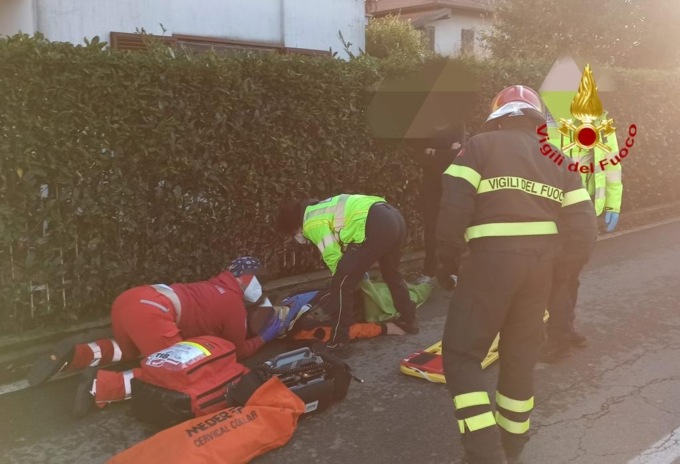 Borgo Ticino: parapendio precipita tra le case, cavo elettrico salva il pilota
